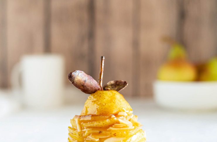 Pere caramellate su frolla al cacao e caramello mou