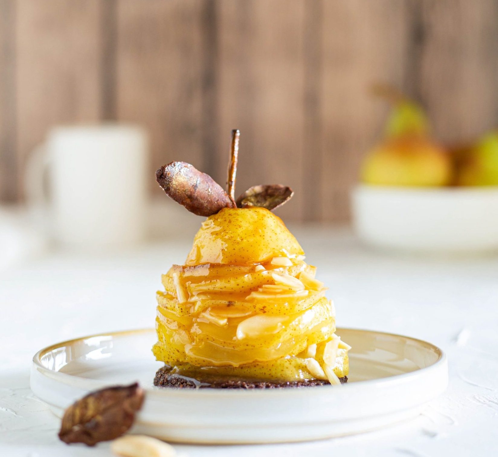 Pere caramellate su frolla al cacao e caramello mou