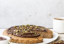 Torta di castagne e mandorle con crema di cioccolato