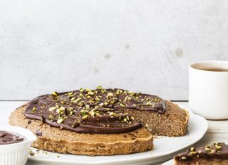 Torta di castagne e mandorle con crema di cioccolato