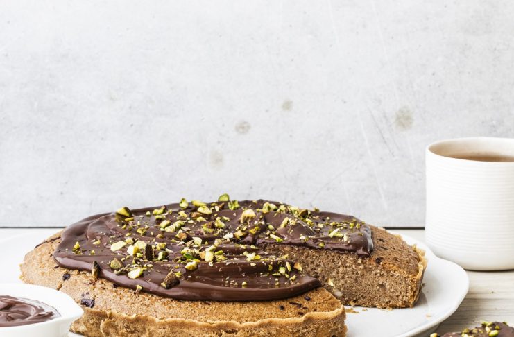 Torta di castagne e mandorle con crema di cioccolato
