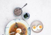 Brodo orientale con crema di funghi e uova alla goccia