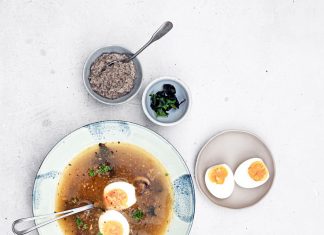Brodo orientale con crema di funghi e uova alla goccia
