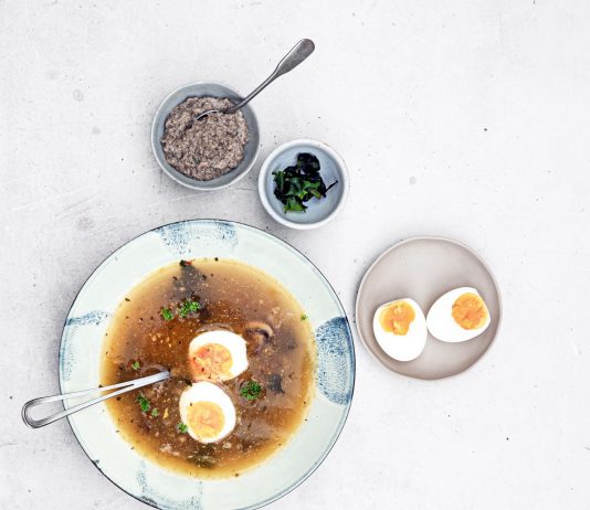 Brodo orientale con crema di funghi e uova alla goccia