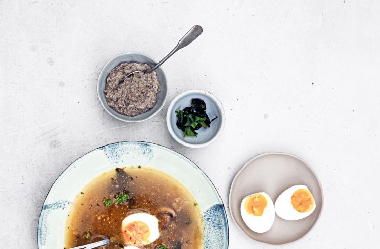 brodo_funghi_uova Brodo orientale con crema di funghi e uova alla goccia