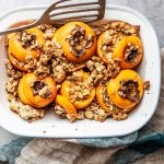 Cachi farciti al forno con crumble di nocciole