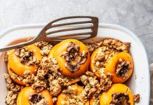 Cachi farciti al forno con crumble di nocciole