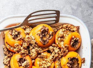 Cachi farciti al forno con crumble di nocciole