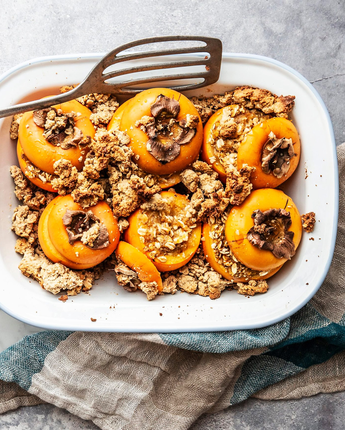 Cachi farciti al forno con crumble di nocciole