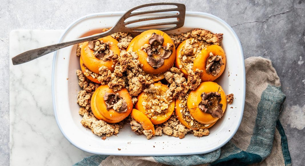 Cachi farciti al forno con crumble di nocciole