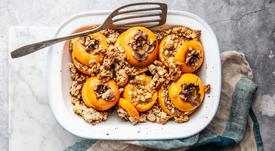 Cachi farciti al forno con crumble di nocciole