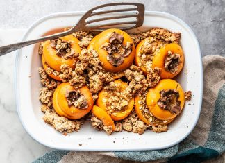 Cachi farciti al forno con crumble di nocciole