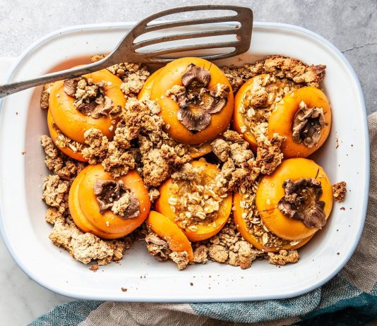 Cachi farciti al forno con crumble di nocciole