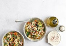 Minestrone di farro e cavoli con crema di cannellini al sesamo