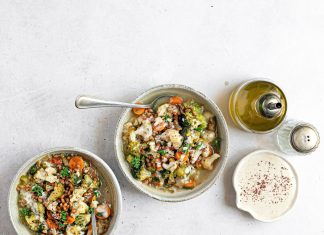 Minestrone di farro e cavoli con crema di cannellini al sesamo