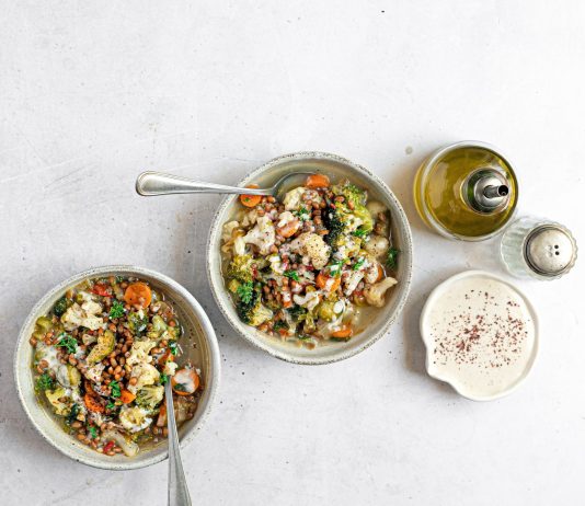 Minestrone di farro e cavoli con crema di cannellini al sesamo