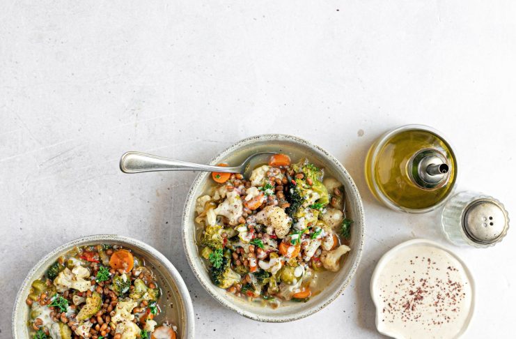 Minestrone di farro e cavoli con crema di cannellini al sesamo