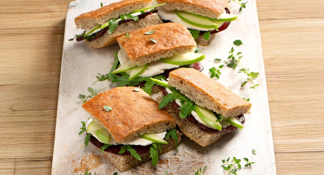 Focaccia saracena con barbabietola, mela verde e rucola