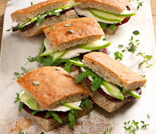 Focaccia saracena con barbabietola, mela verde e rucola