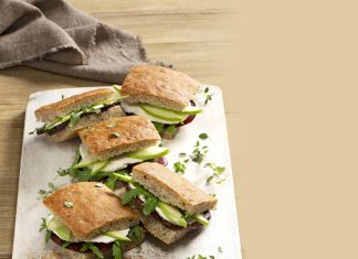 Focaccia saracena con barbabietola, mela verde e rucola