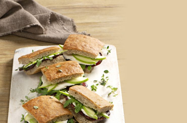 Focaccia saracena
con barbabietola,
mela verde e rucola