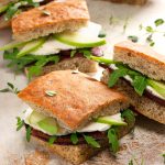 Focaccia saracena con barbabietola, mela verde e rucola