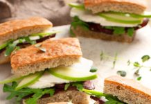 Focaccia saracena con barbabietola, mela verde e rucola