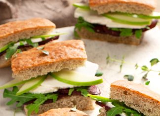 Focaccia saracena con barbabietola, mela verde e rucola