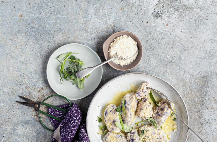 Gnudi di cavolo cappuccio rosso e ricotta alle erbe aromatiche