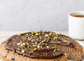 Torta di castagne e mandorle con crema di cioccolato