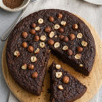 Torta di patate dolci, cacao e nocciole