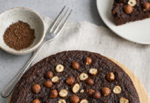 Torta di patate dolci, cacao e nocciole