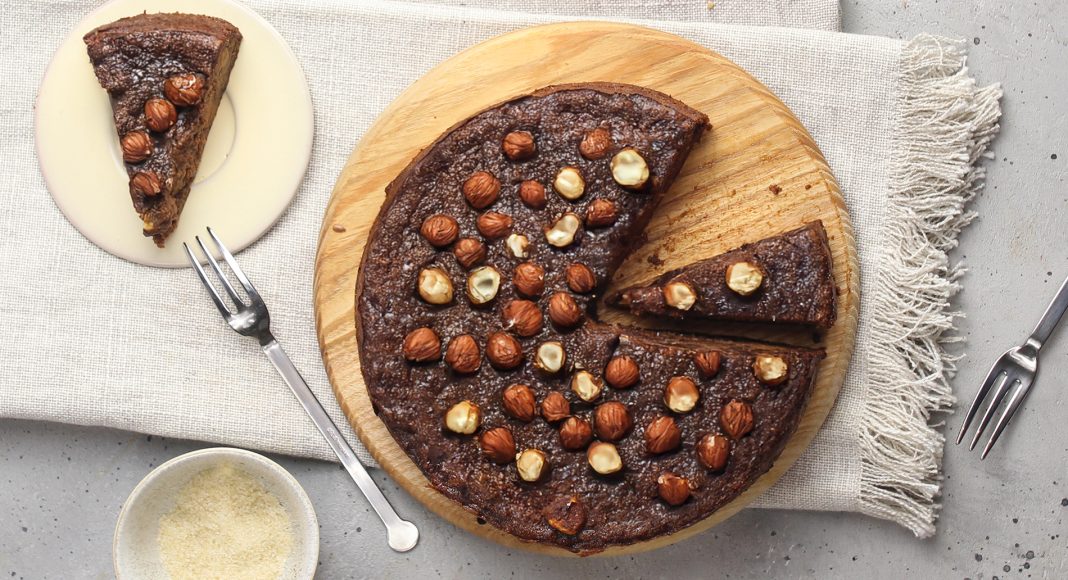 Torta di patate dolci, cacao e nocciole