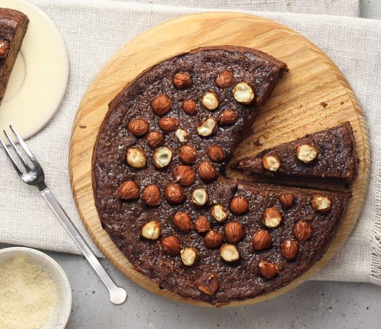 Torta di patate dolci, cacao e nocciole