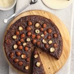 Torta di patate dolci, cacao e nocciole