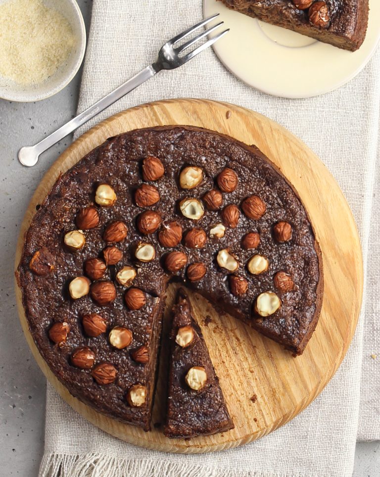 Torta di patate dolci, cacao e nocciole