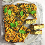 Torta salata di uova, verza e spinacini