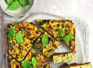 Torta salata di uova, verza e spinacini