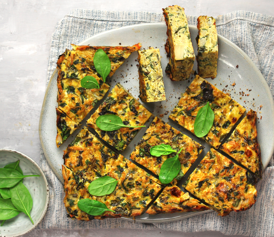 Torta salata di uova, verza e spinacini