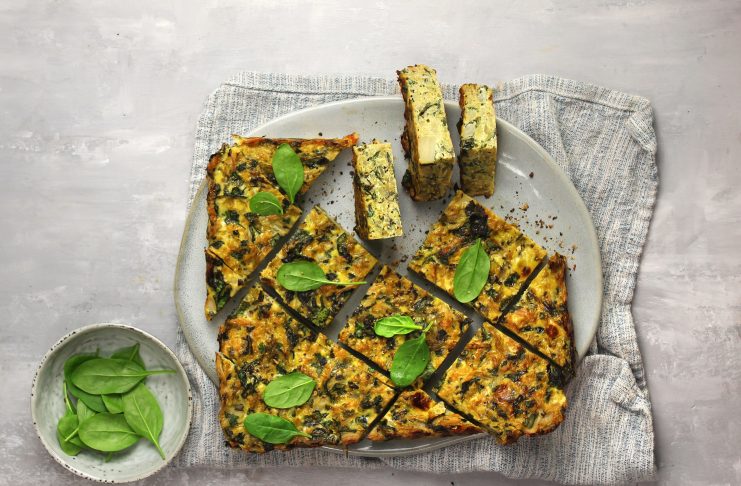 Torta salata di uova, verza e spinacini