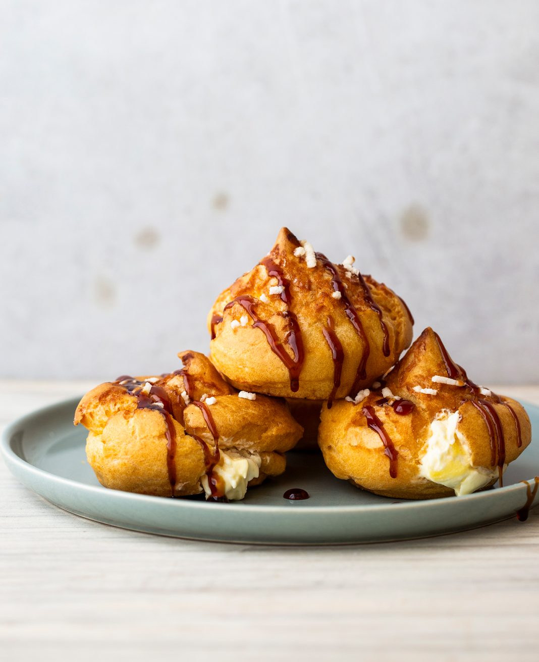 Bignè di riso alla crema chantilly con caramello