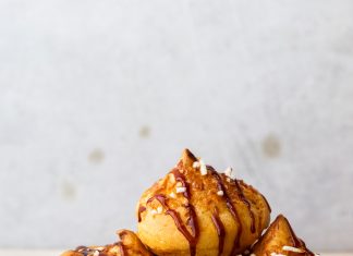 Bignè di riso alla crema chantilly con caramello