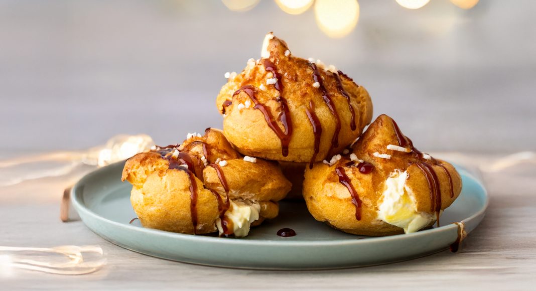 Bignè di riso alla crema chantilly con caramello