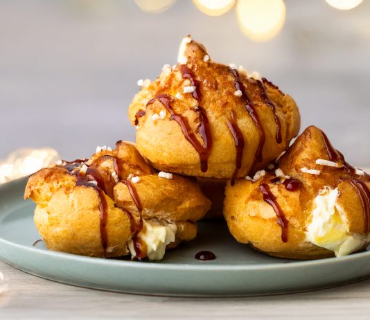 Bignè di riso alla crema chantilly con caramello