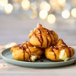 Bignè di riso alla crema chantilly con caramello