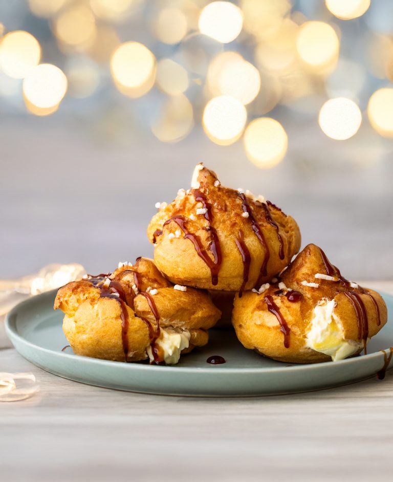 Bignè di riso alla crema chantilly con caramello