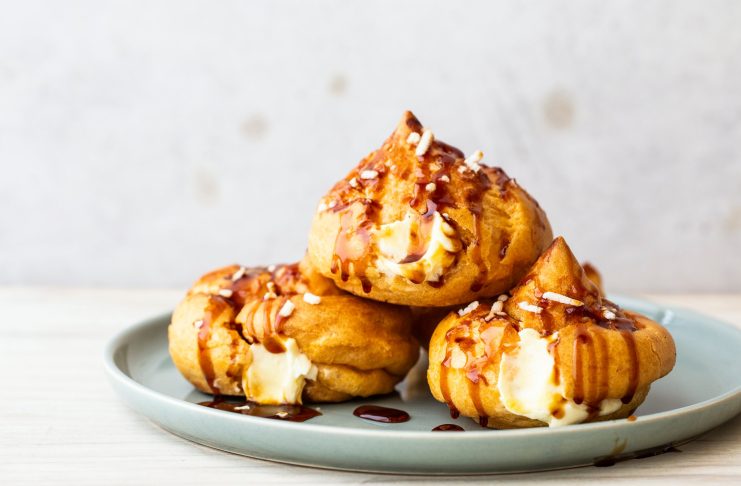 bignè di riso alla creama chantilly con caramello