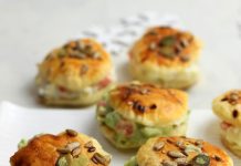 Buns ripieni di insalata russa all’avocado