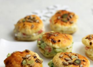 Buns ripieni di insalata russa all’avocado