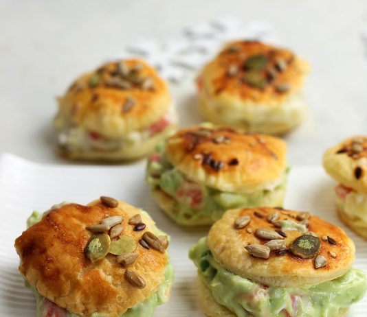 Buns ripieni di insalata russa all’avocado